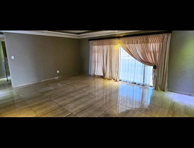 5 BEDROOM HOUSE FOR SALE IN SERALA VIEW